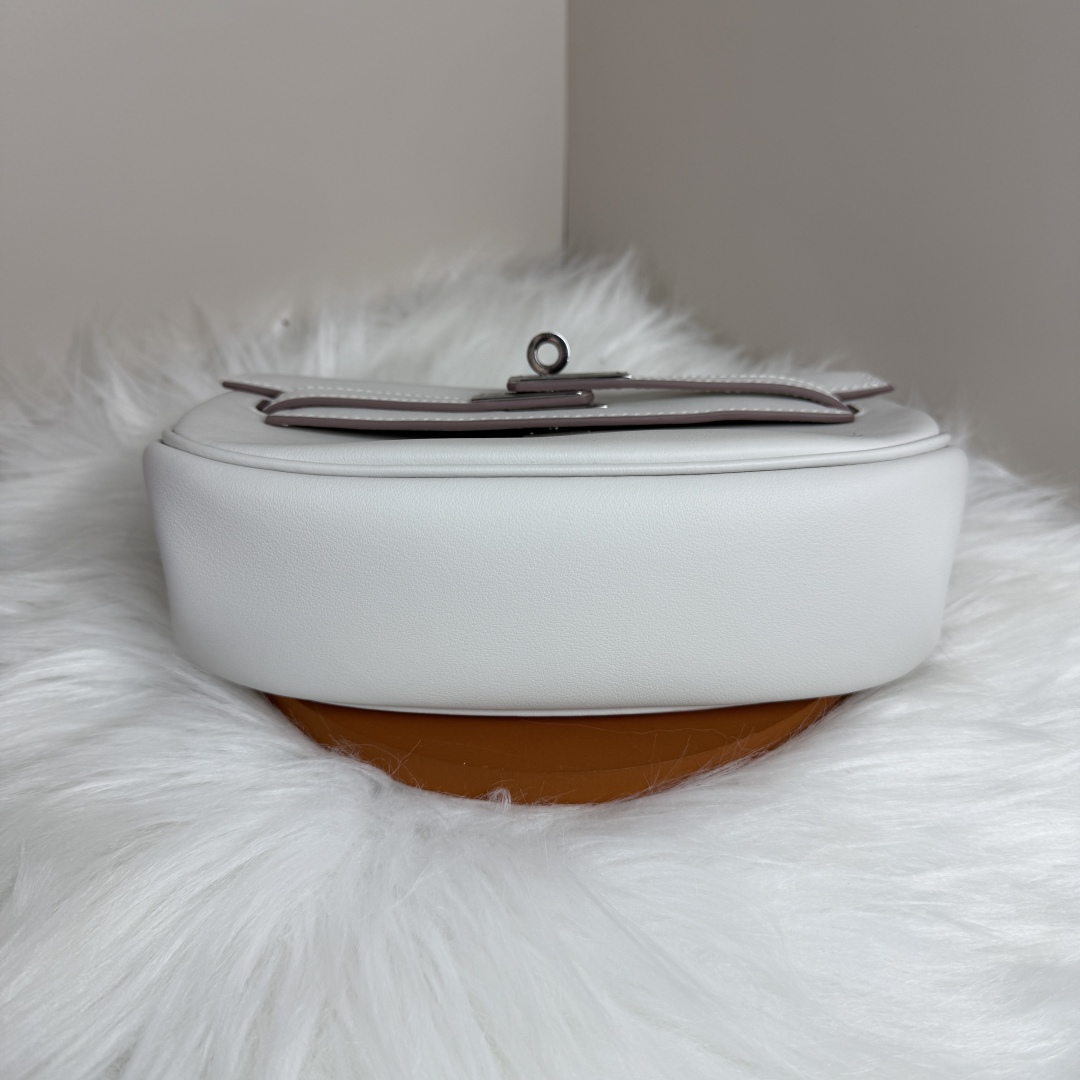 Elegant Kelly Moove Bag Set: Lunar White Swift Leather with Silver Hardware 4 cmp i1741244770732 5421 0 2