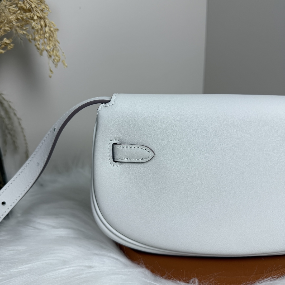 Hermes Kelly Moove Bag, Swift Leather, Milk Gray with Gold Hardware, 17x10x5cm 5 cmp i1741245784694 6638 0 4