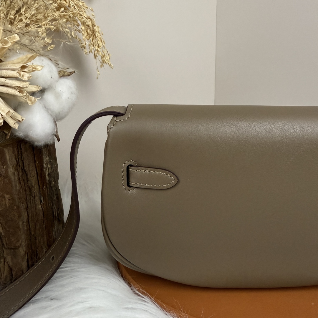 Hermes Kelly Moove Bag in Elephant Grey Swift Leather with Gold Hardware 5 cmp i1741254641613 8268 0 4