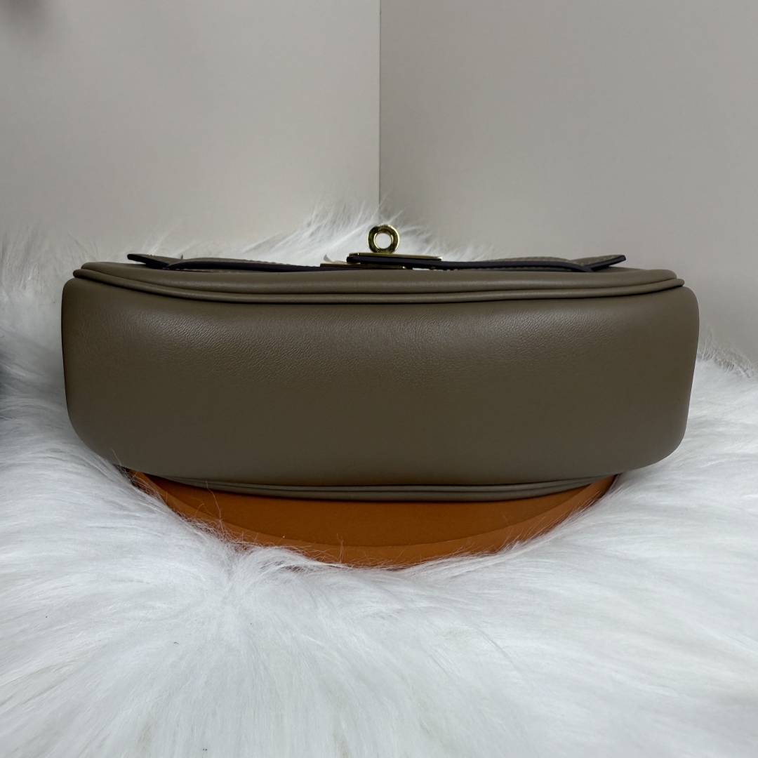 Hermes Kelly Moove Bag in Elephant Grey Swift Leather with Gold Hardware 3 cmp i1741254644949 585 0 2