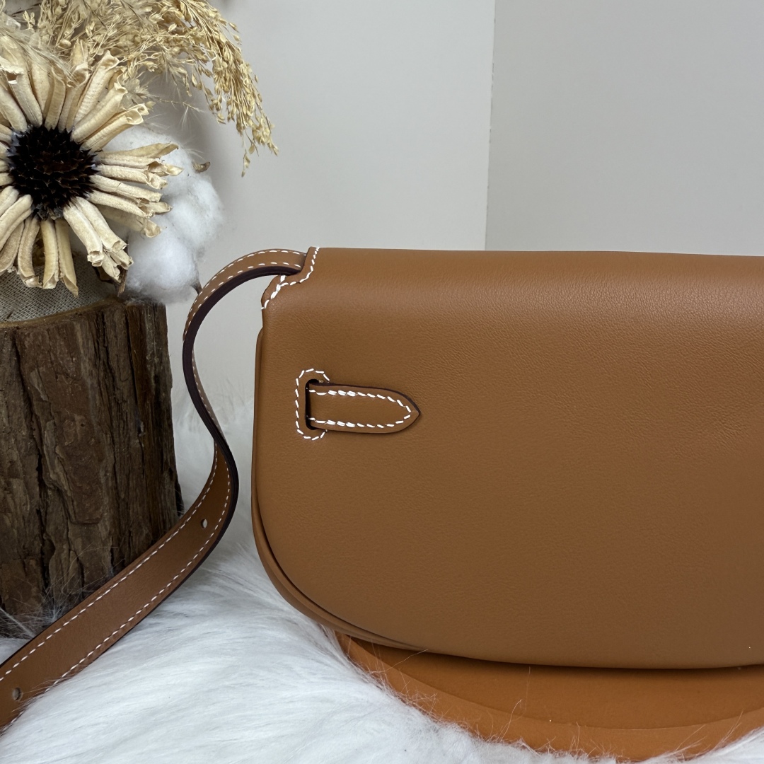 Hermes Kelly Moove Bag: Swift Leather, Gold Hardware, and Hand-stitched Design 5 cmp i1741255455030 7314 0 4