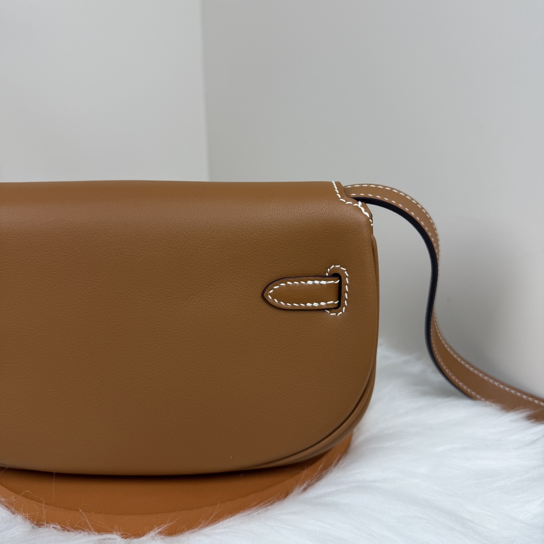 Hermes Kelly Moove Bag: Swift Leather, Gold Hardware, and Hand-stitched Design 6 cmp i1741255455034 7049 0 5