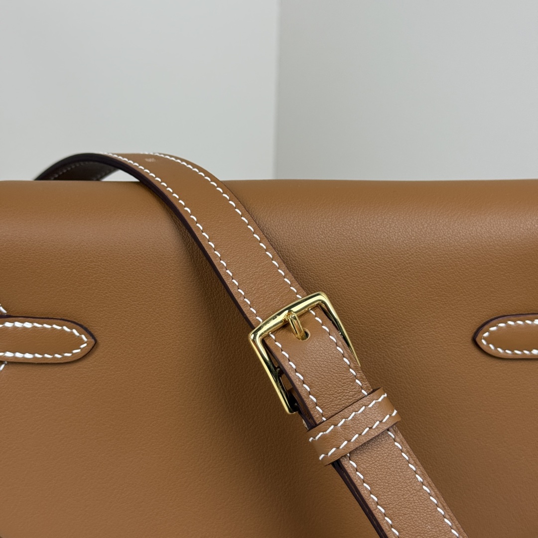 Hermes Kelly Moove Bag: Swift Leather, Gold Hardware, and Hand-stitched Design 7 cmp i1741255471151 7164 0 6