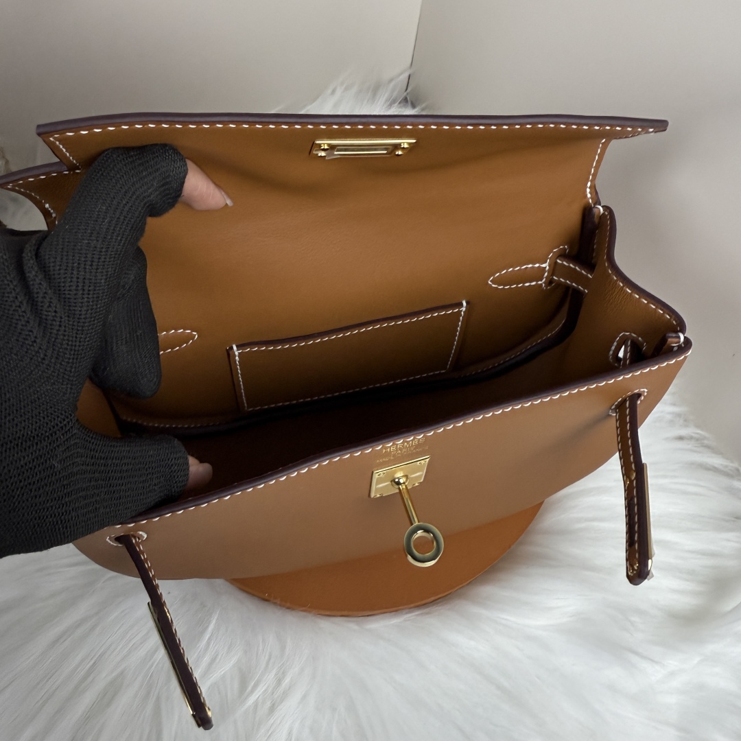 Hermes Kelly Moove Bag: Swift Leather, Gold Hardware, and Hand-stitched Design 9 cmp i1741255471162 9072 0 8