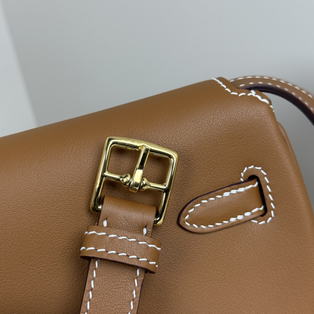 Hermes Kelly Moove Bag: Swift Leather, Gold Hardware, and Hand-stitched Design 8 cmp i1741255471163 3324 0 7