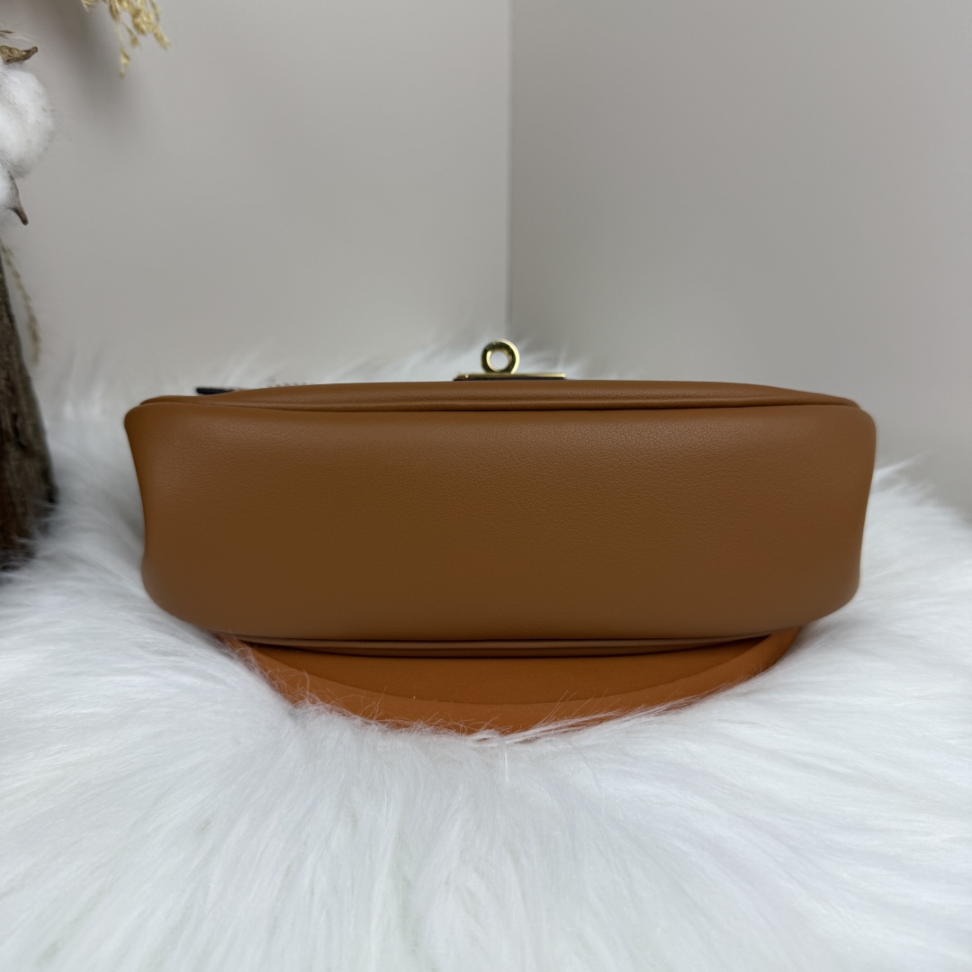 Hermes Kelly Moove Bag: Swift Leather, Gold Hardware, and Hand-stitched Design 3 cmp i1741255471166 6312 0 2