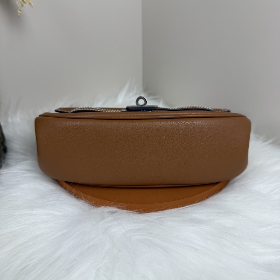 Hermes Kelly Moove Moon Bag: Swift Leather, Hand-stitched, Silver Hardware 3 cmp i1741256209923 296 0 2