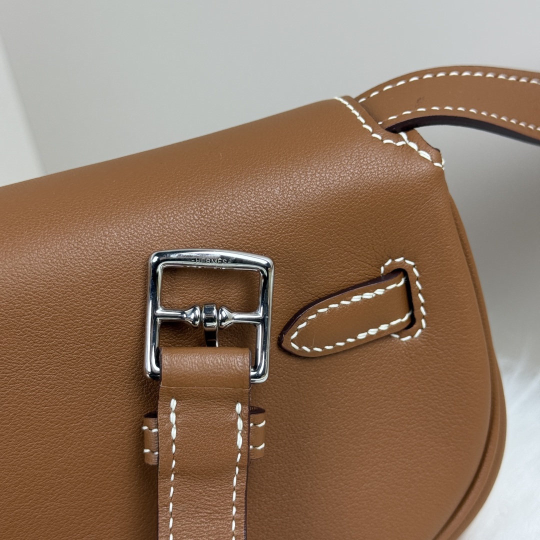 Hermes Kelly Moove Moon Bag: Swift Leather, Hand-stitched, Silver Hardware 8 cmp i1741256232333 4604 0 7
