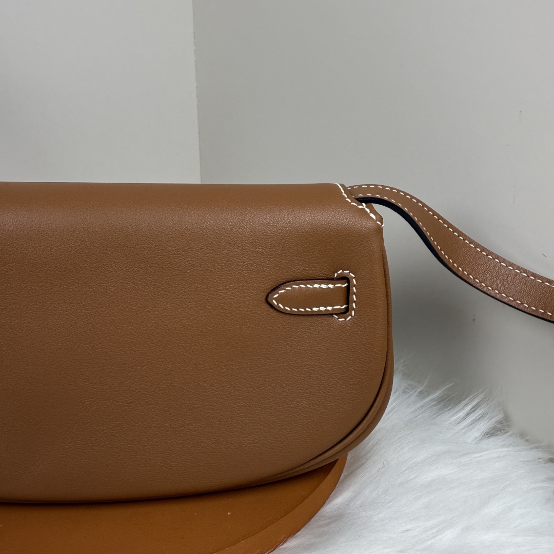 Hermes Kelly Moove Moon Bag: Swift Leather, Hand-stitched, Silver Hardware 6 cmp i1741256232339 6320 0 5