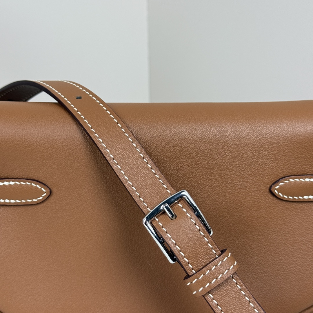 Hermes Kelly Moove Moon Bag: Swift Leather, Hand-stitched, Silver Hardware 7 cmp i1741256290679 9845 0 6