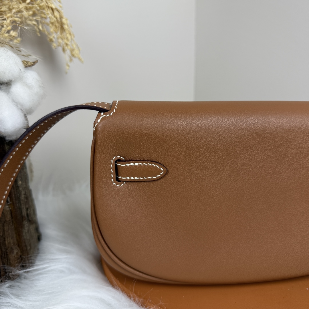 Hermes Kelly Moove Moon Bag: Swift Leather, Hand-stitched, Silver Hardware 5 cmp i1741256290689 4697 0 4