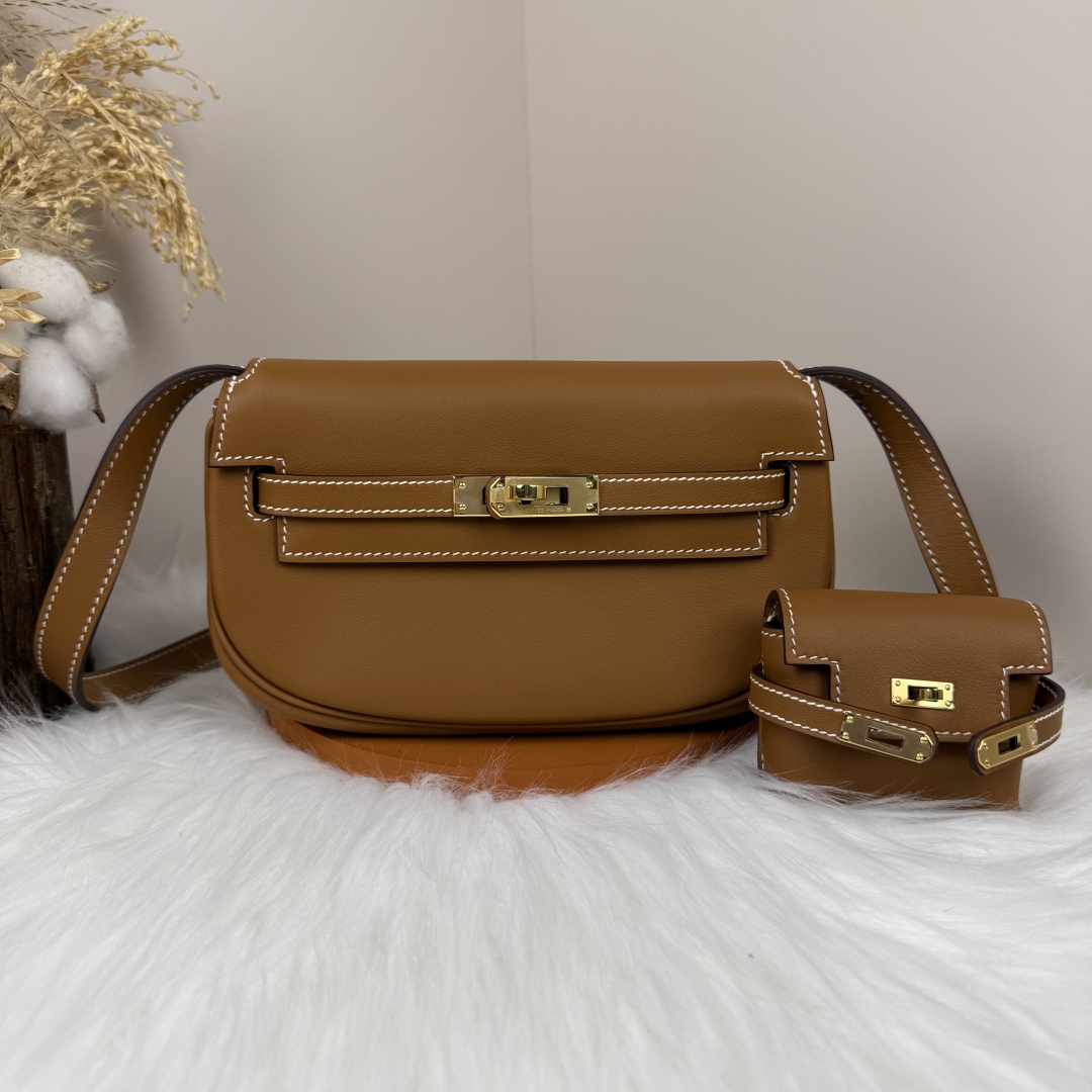 Hermes Kelly Moove Bag: Swift Leather, Gold Hardware, and Hand-stitched Design 1 cmp i1741410498672 9659 0 7