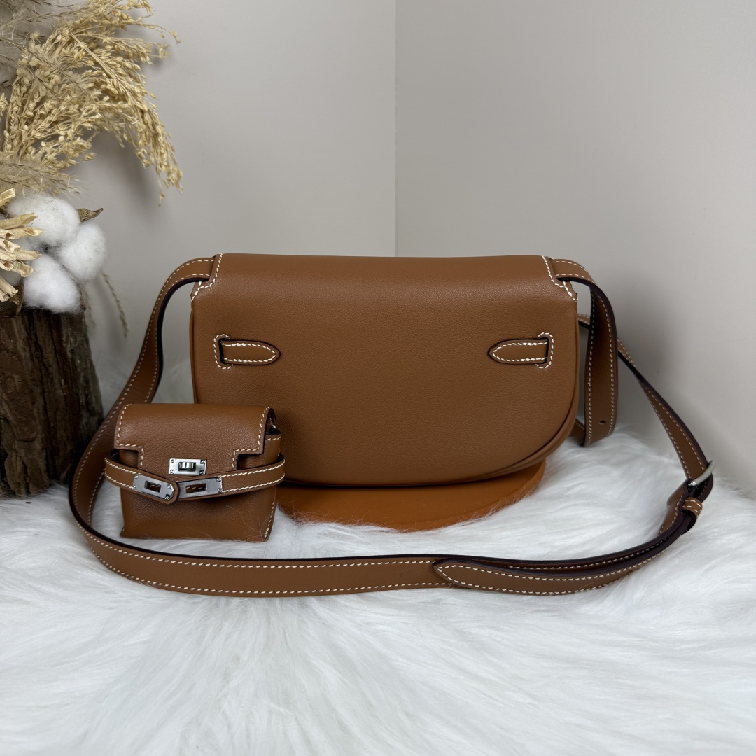 Hermes Kelly Moove Moon Bag: Swift Leather, Hand-stitched, Silver Hardware 2 cmp i1741410549159 999 0 8