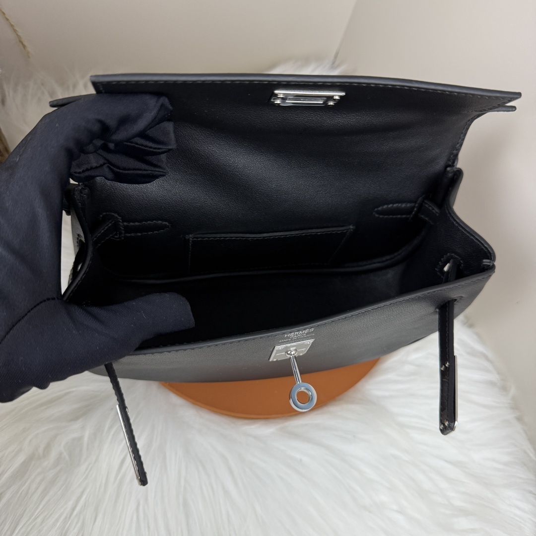 Hermes Kelly Moove Bag, Black Swift Leather, Silver Hardware - Chic and Compact 10 cmp i1741600894203 9551 0 8
