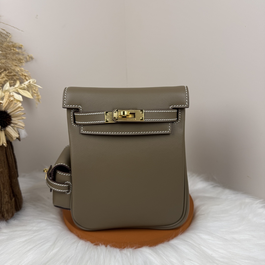 Élégant sac à dos Kelly Jump en cuir Swift, couleur gris éléphant et détails dorés