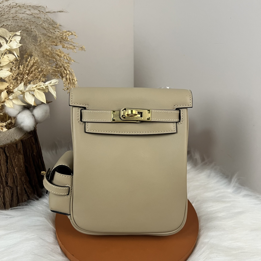 NO:697916,Kelly Jum backpack swift cowhide women's color windbreaker gray gold buckle size 15617CM,Hermes,hermes,stuart weitzman,cowhide,Hermes,19860909Kelly Jum 双肩包swift牛皮 女款 颜色风衣灰金扣 尺寸15617CM,爱马仕,hermes,stuart weitzman,cowhide,Hermes,,Bag