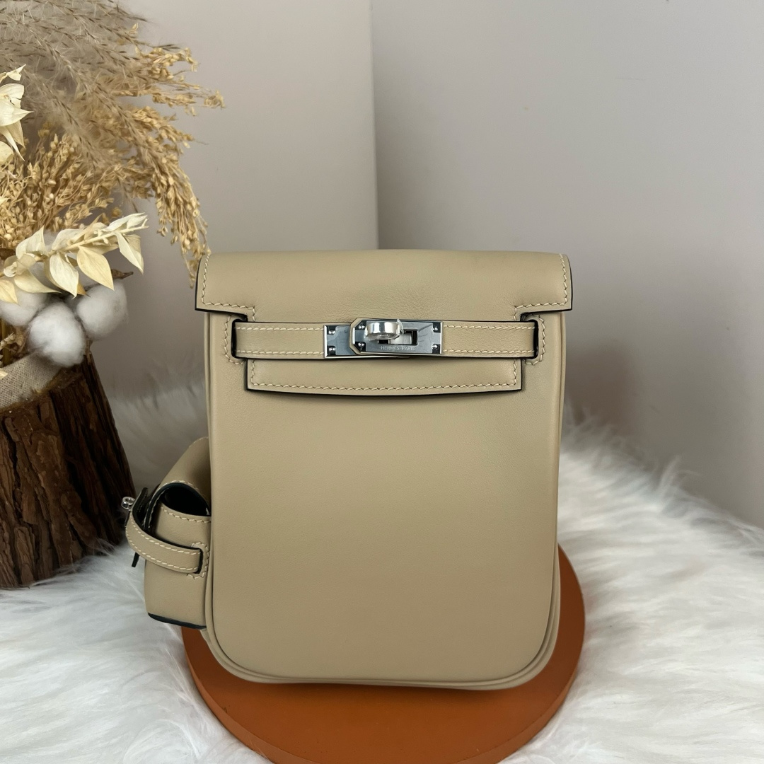 NO:697923,Kelly Jum backpack swift cowhide women's color windbreaker gray silver buckle size 15617CM,Hermes,hermes,stuart weitzman,cowhide,Hermes,19860909Kelly Jum 双肩包swift牛皮 女款 颜色风衣灰银扣 尺寸15617CM,爱马仕,hermes,stuart weitzman,cowhide,Hermes,,Bag