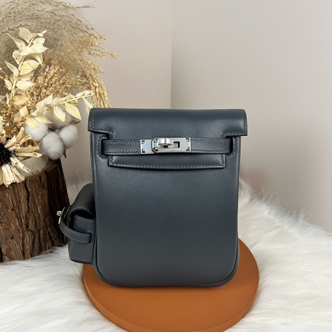 NO:697925,Kelly Jum backpack swift cowhide women's color haze blue silver buckle size 15617CM,Hermes,hermes,stuart weitzman,cowhide,Hermes,19860909Kelly Jum 双肩包swift牛皮 女款 颜色雾霾蓝银扣 尺寸15617CM,爱马仕,hermes,stuart weitzman,cowhide,Hermes,,Bag