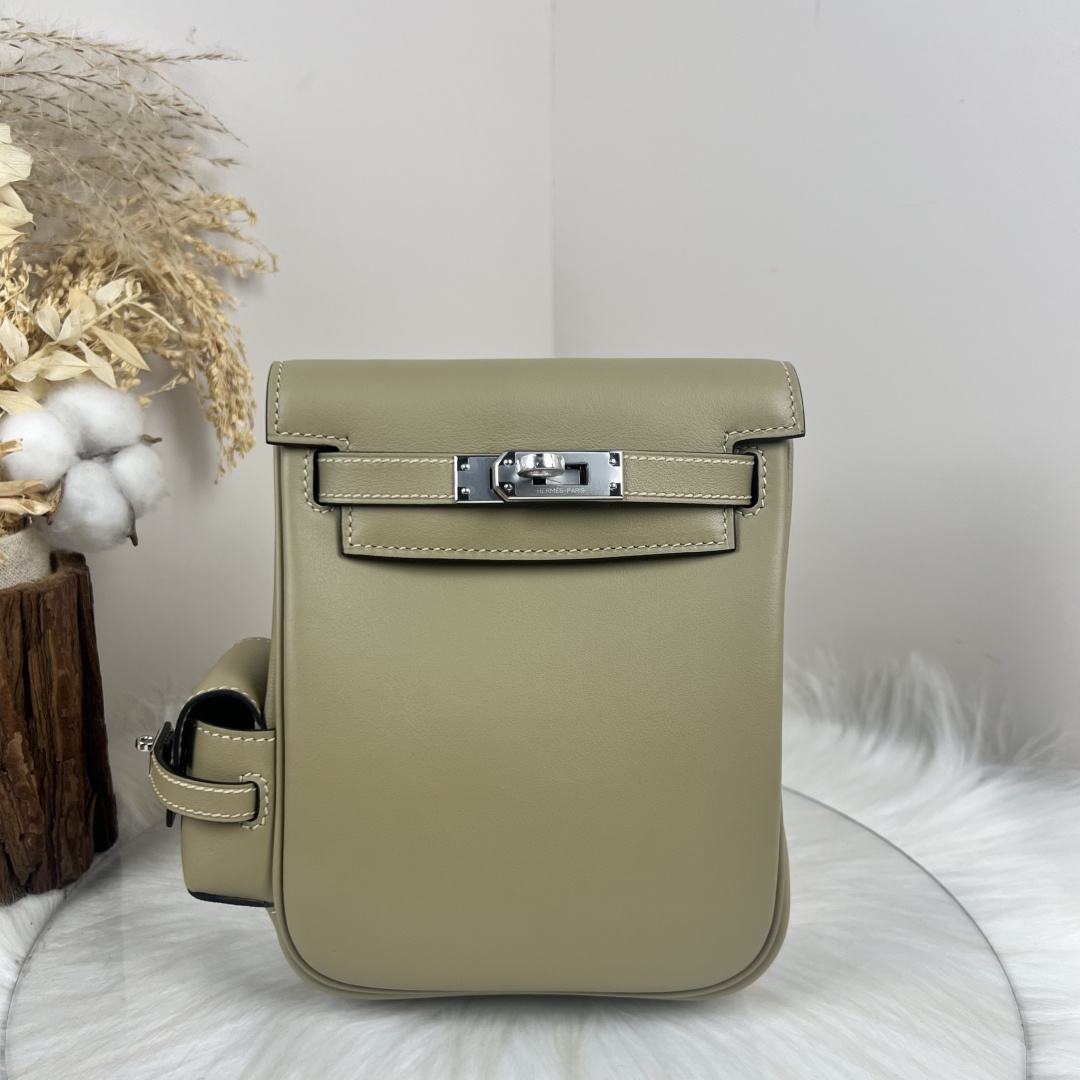 NO:697936,Kelly Jum Backpack Swift Cowhide Women Color Alpha Rice Silver Buckle Size 15617CM,Hermes,hermes,stuart weitzman,cowhide,Hermes,19860909Kelly Jum 双肩包swift牛皮 女款 颜色阿尔法米银扣 尺寸15617CM,爱马仕,hermes,stuart weitzman,cowhide,Hermes,,Bag