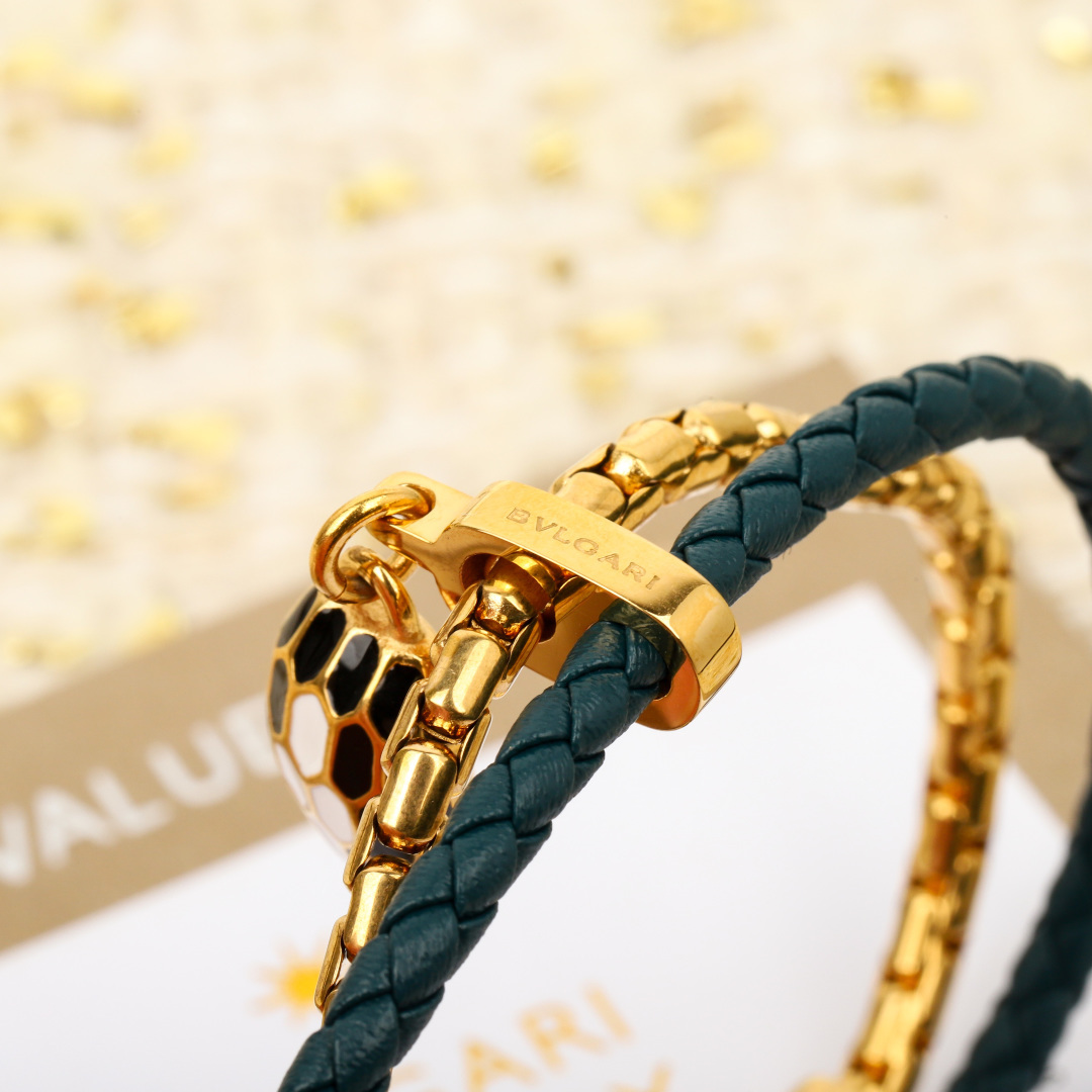 【】量大咨询客Fu
新款serPenti 蛇头双层手链❤️
新增2024年限定色 粉拼金色双层手绳。蛇