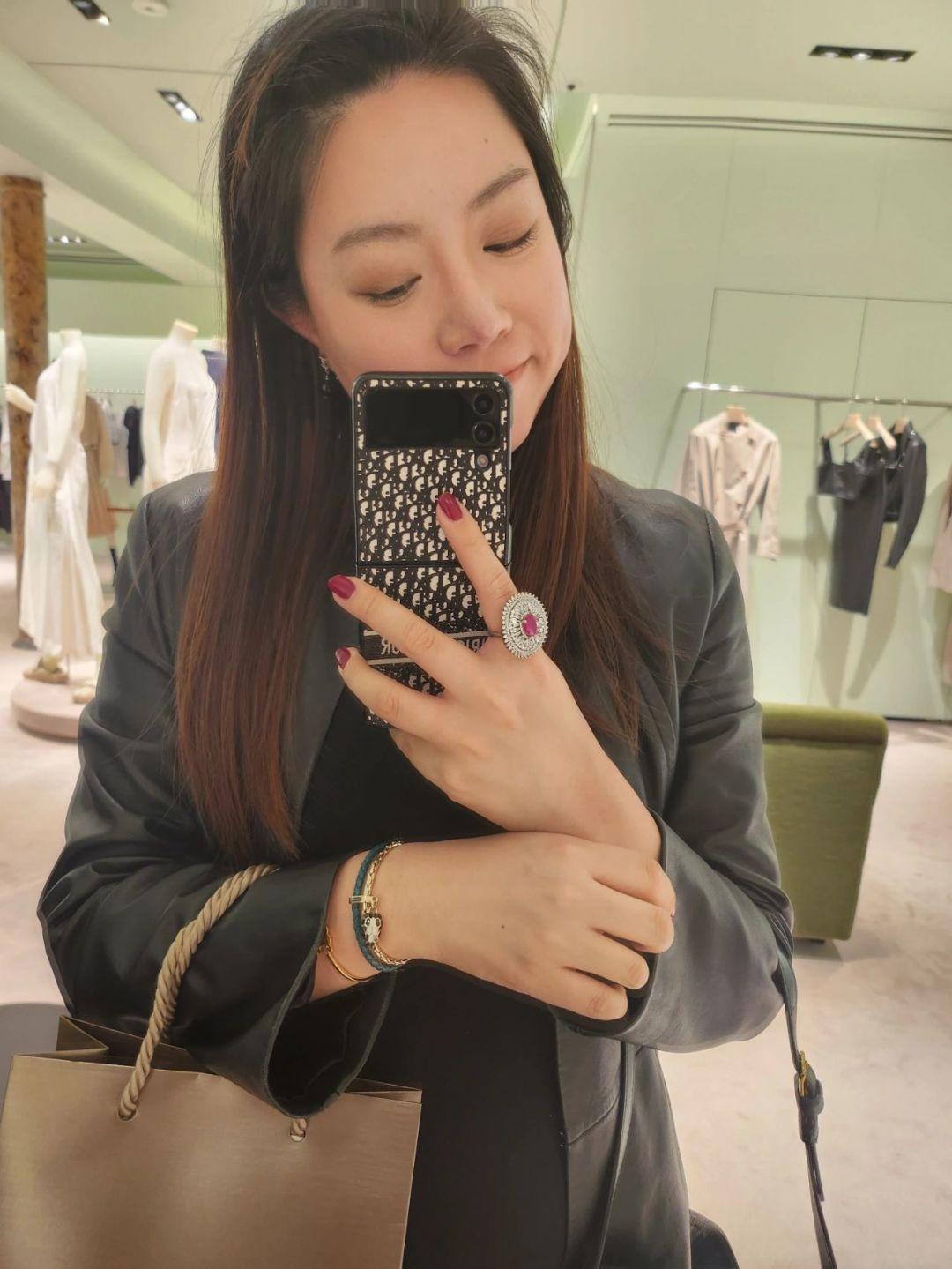 【】量大咨询客Fu

新款serPenti 蛇头双层手链❤️
新增2024年限定色 粉拼金色双层手绳。蛇