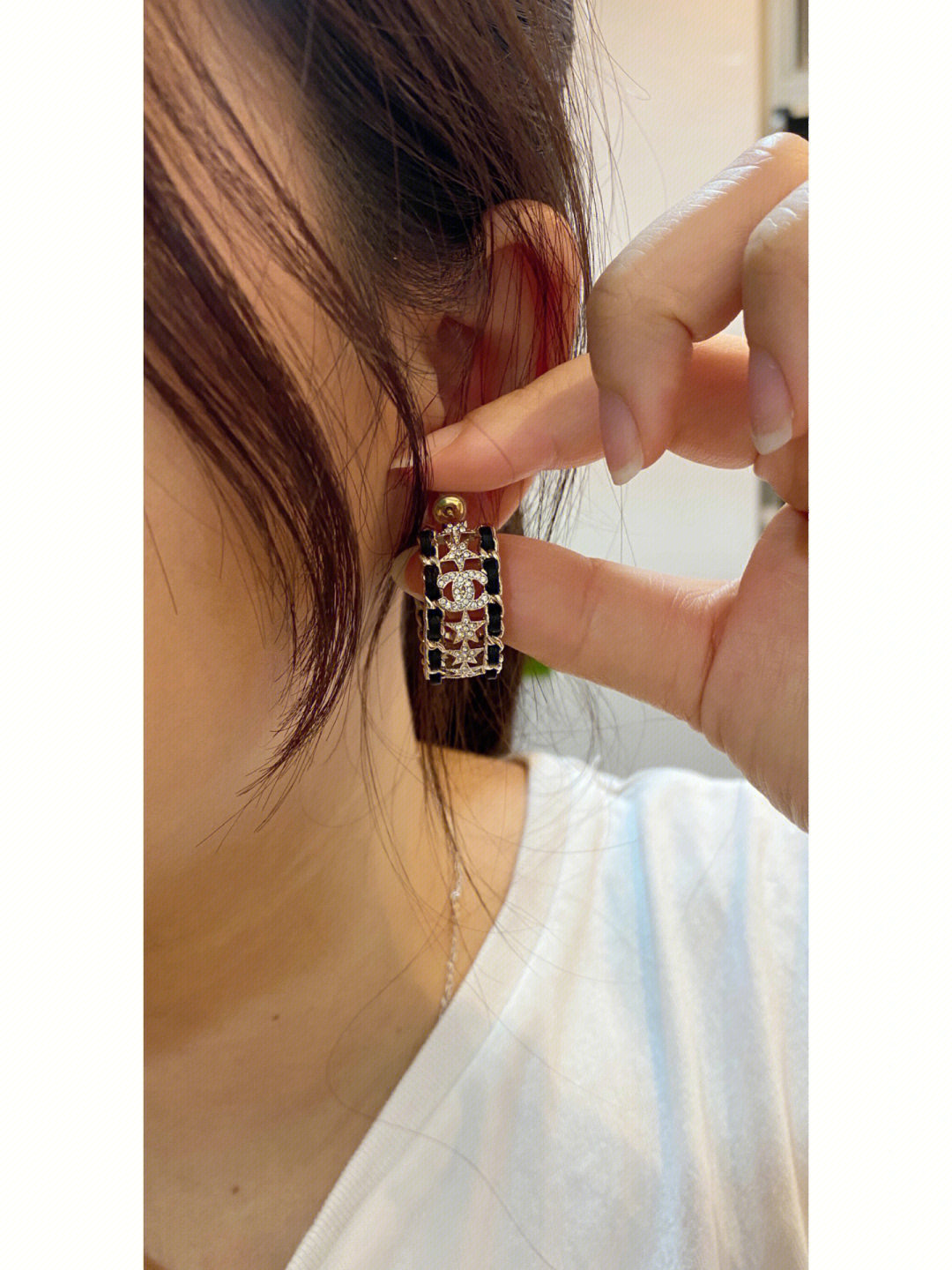 p130【我们出品】ZP 6110，量大咨询客Fu❗️

【香 23c五角星耳环】全网首发现huo🔥🔥33年早春度假系列❗️[哇][哇]太美了，这一季必入的仙女级别！经典双C logo增添了活泼星星元素➕皮穿链设计，可甜可盐❣️非常重工❗️斜插式耳针，一致分左右耳，Blingbling✨很精致，大圈的设计非常修饰脸部线条，很有存在感！而且重量非常友好，戴再久都毫无压力！绝对是日常搭配的首选👍🏻👍🏻