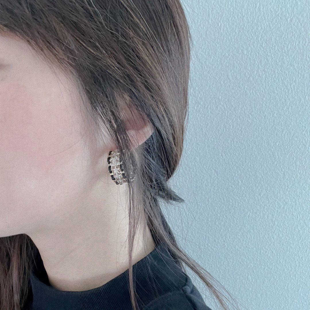 p130【我们出品】ZP 6110，量大咨询客Fu❗️

【香 23c五角星耳环】全网首发现huo🔥🔥33年早春度假系列❗️[哇][哇]太美了，这一季必入的仙女级别！经典双C logo增添了活泼星星元素➕皮穿链设计，可甜可盐❣️非常重工❗️斜插式耳针，一致分左右耳，Blingbling✨很精致，大圈的设计非常修饰脸部线条，很有存在感！而且重量非常友好，戴再久都毫无压力！绝对是日常搭配的首选👍🏻👍🏻