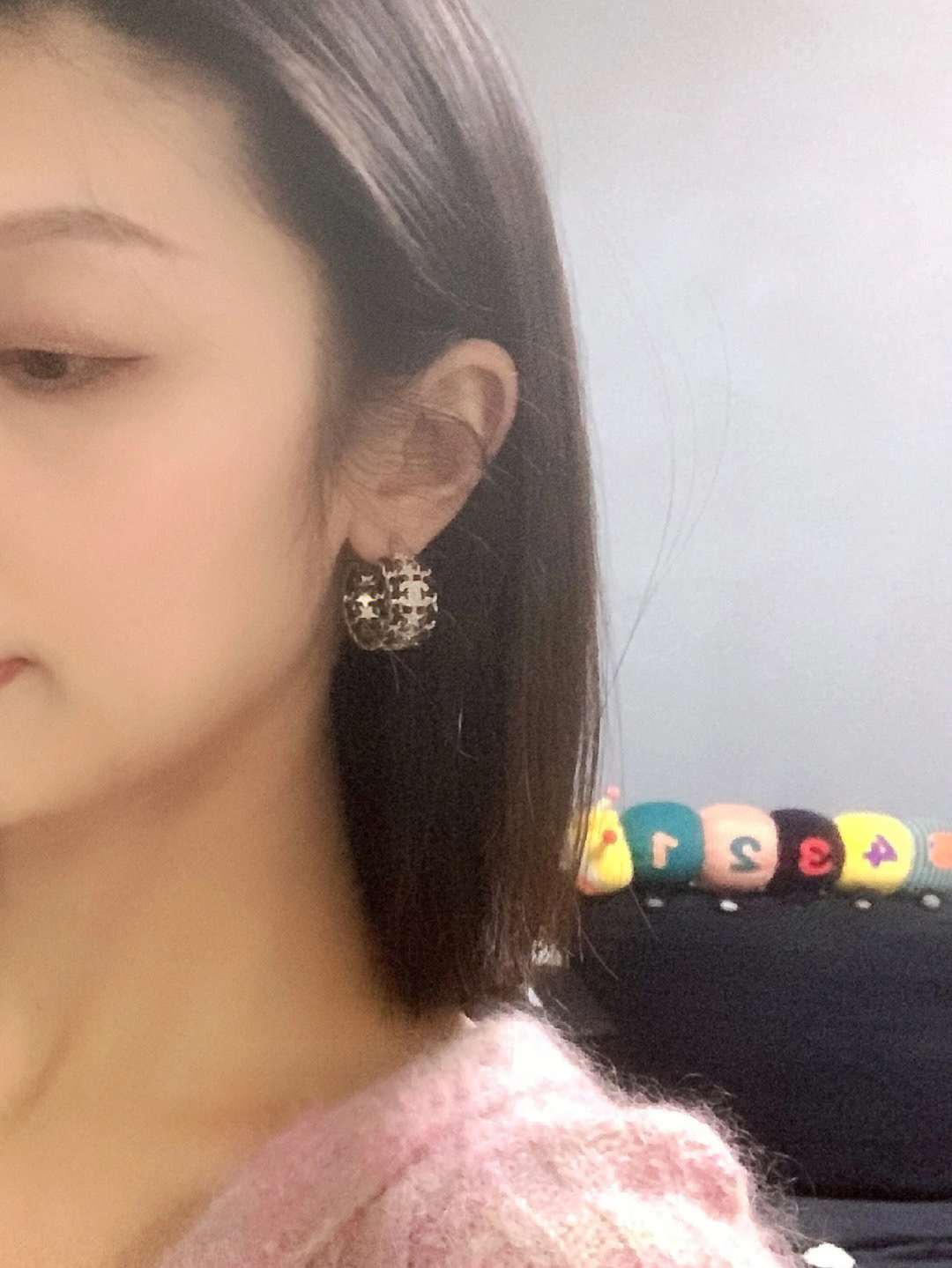 p130【我们出品】ZP 6110，量大咨询客Fu❗️

【香 23c五角星耳环】全网首发现huo🔥🔥33年早春度假系列❗️[哇][哇]太美了，这一季必入的仙女级别！经典双C logo增添了活泼星星元素➕皮穿链设计，可甜可盐❣️非常重工❗️斜插式耳针，一致分左右耳，Blingbling✨很精致，大圈的设计非常修饰脸部线条，很有存在感！而且重量非常友好，戴再久都毫无压力！绝对是日常搭配的首选👍🏻👍🏻