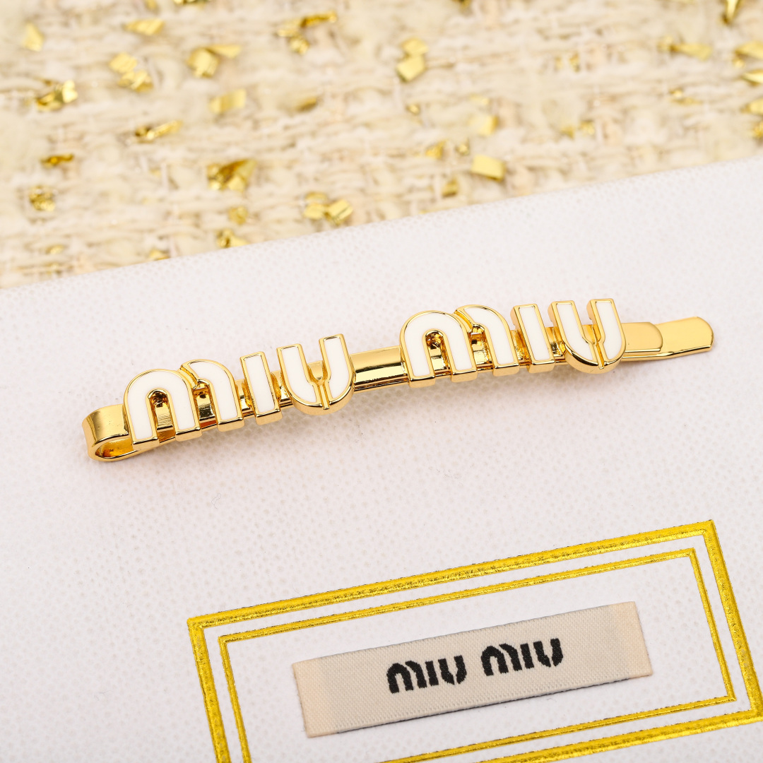 Stylish Girl’s Detailed Outfit: High-Quality P300 Jacket and Hairpin Glitch - 图片 4