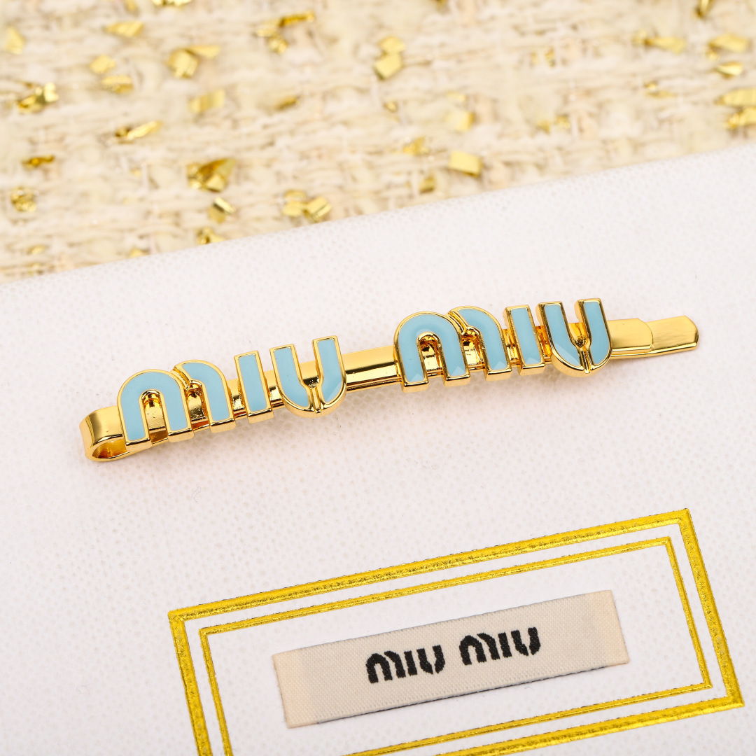 Stylish Girl’s Detailed Outfit: High-Quality P300 Jacket and Hairpin Glitch - 图片 6