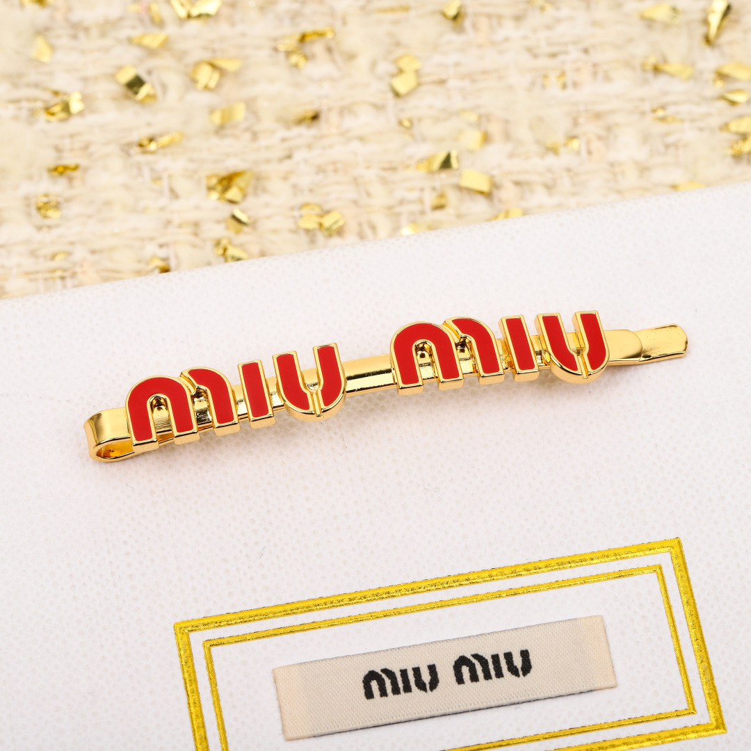 Stylish Girl’s Detailed Outfit: High-Quality P300 Jacket and Hairpin Glitch - 图片 2