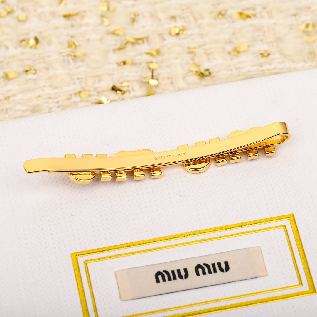 Stylish Girl’s Detailed Outfit: High-Quality P300 Jacket and Hairpin Glitch - 图片 8