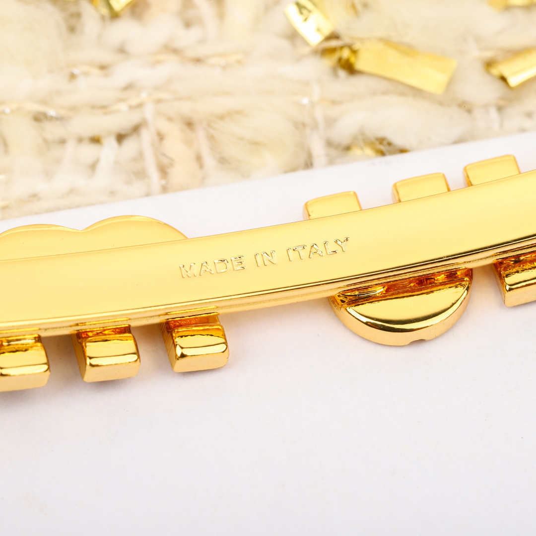 Stylish Girl’s Detailed Outfit: High-Quality P300 Jacket and Hairpin Glitch - 图片 9