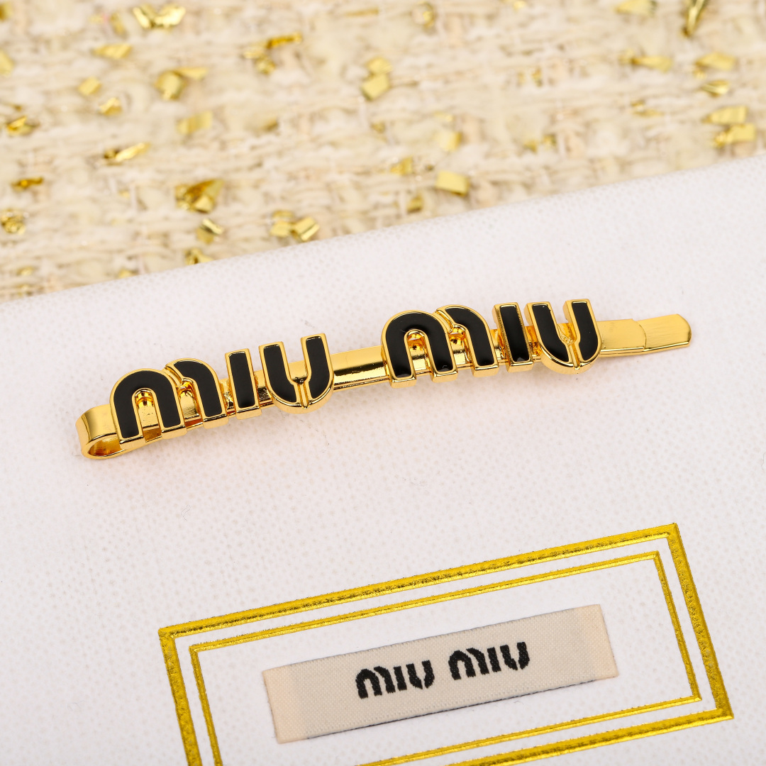 Stylish Girl’s Detailed Outfit: High-Quality P300 Jacket and Hairpin Glitch - 图片 7