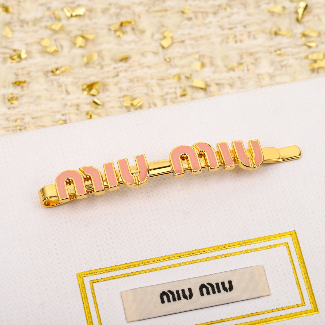 Stylish Girl’s Detailed Outfit: High-Quality P300 Jacket and Hairpin Glitch - 图片 5