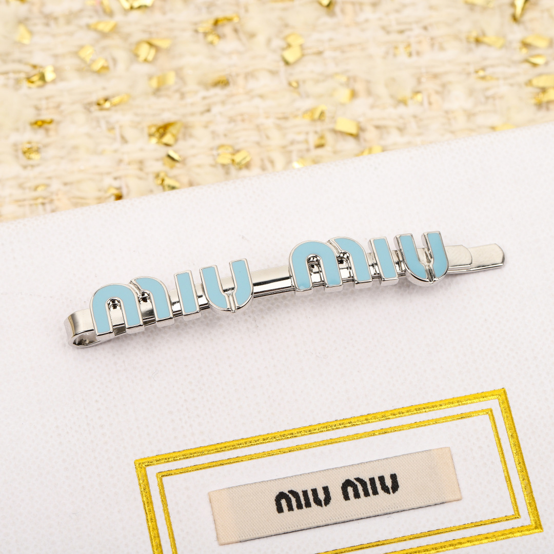 Stylish Girl’s Detailed Outfit: High-Quality P300 Jacket and Hairpin Glitch - 图片 3