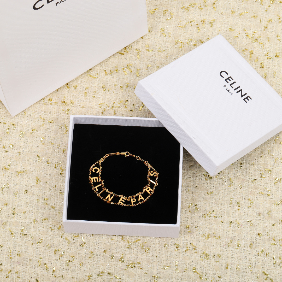 💰320【我们出品】项链5900，非常🔥火的，要对版的就认准我们出品，市面没人做对[偷笑]

【Cel！ne凯旋门系列】设计灵感回溯到70年代经典标志——再现椭圆形环扣围绕的双C标志。新作以镀金铜材质重新演绎这一元素，展现更为轻盈灵动的锁扣，让这一复古符号焕发出全新的生命力！
1972年，CEL！NE创始人Cel！ne Vi💰iana以巴黎凯旋门广场前的锁链为灵感，构思出两个C字母对称衔接的锁扣标识。这一复古图案在2018年 Hedi Slimane接任CEL！NE创意总监后重回大众视野，新系列名称中的【Maillons】和【Triom💰he】正是象征锁链与凯旋门！绝对的有收藏价值，千万不要错过，真的值得拥有👍🏻👍🏻👍🏻
手链