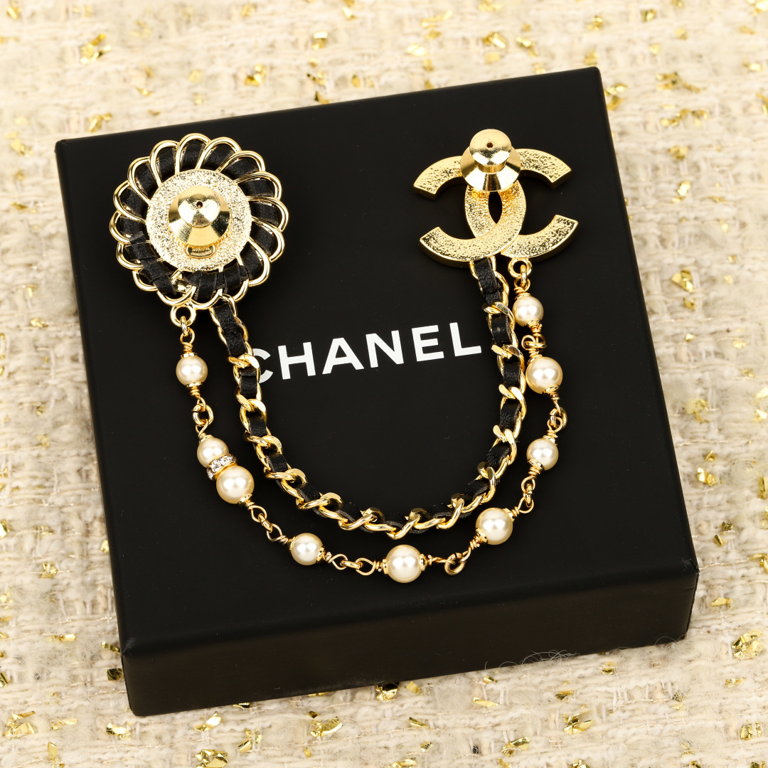 Chanel Gold-Tone Brooch with Leather and Pearls - Classic Design 5 cmp i1740703236709 8431 0 3