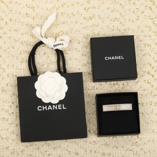 Elegante Broche Chanel con Perlas y Cristales para un Toque de Lujo 1 Elegante Broche Chanel con Perlas y Cristales para un Toque de Lujo