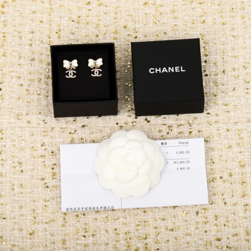 Chanel Oorbellen met Dubbele C en Vlinderdas - Stijlvol en Elegant 1 Chanel Oorbellen met Dubbele C en Vlinderdas - Stijlvol en Elegant