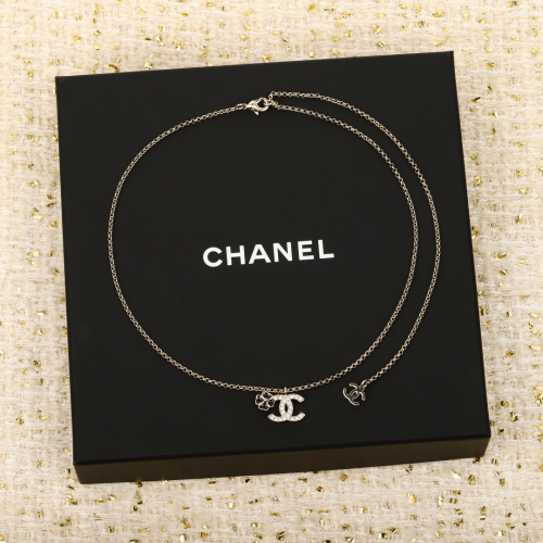 Elegante Collar Chanel con Diseño de Camelia y Doble C, Dorado Claro 1 Elegante Collar Chanel con Diseño de Camelia y Doble C, Dorado Claro
