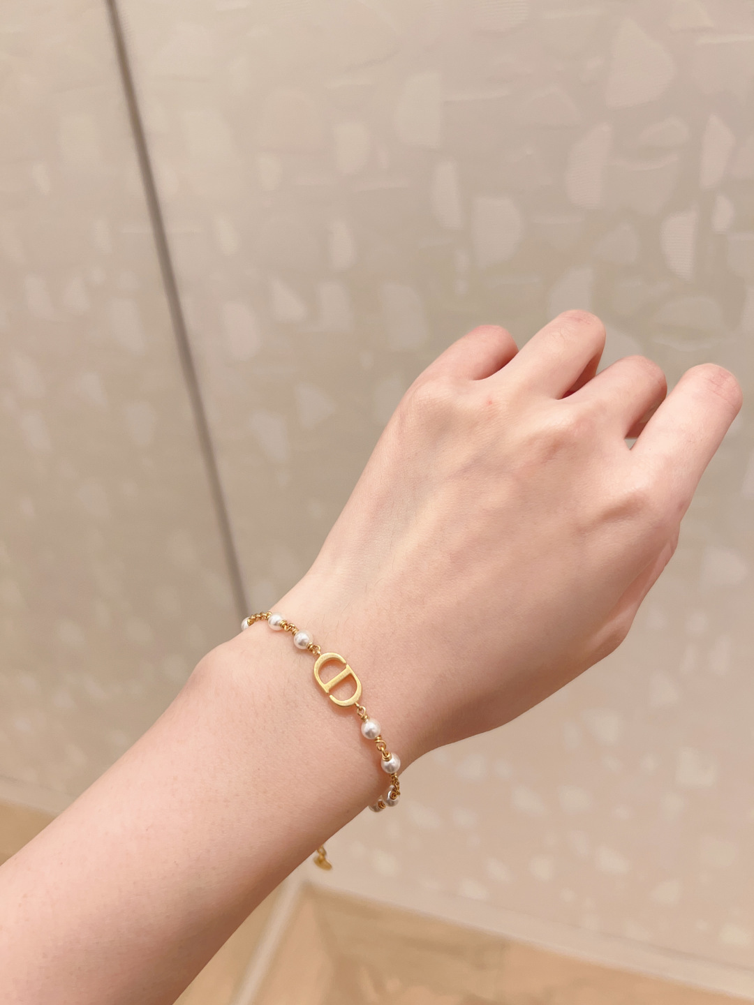 💰280【我们出品】项链z5000，手链z4000，量大咨询客Fu

【CD珍珠套装手链】一定要买，不仅实物好看到爆，上身佩戴效果更是绝佳，完全找不到任何say NO的理由❗️做工完美细腻程度，堪称跟Z💰简直就是双胞胎，经典的链条+字母Logo设计，造型极简且大气，简洁明了，气质优雅矜贵，又不缺乏仙女气息！非常推荐，链条长短可调节，为你的打扮增添小心机，美美的很仙很减龄！全部需要工人根据Z💰，纯手工制作，匠工精神体现得淋漓尽致，老规矩，只服务懂货的宝宝们，要便宜low版移步其他家[机智][机智][机智]