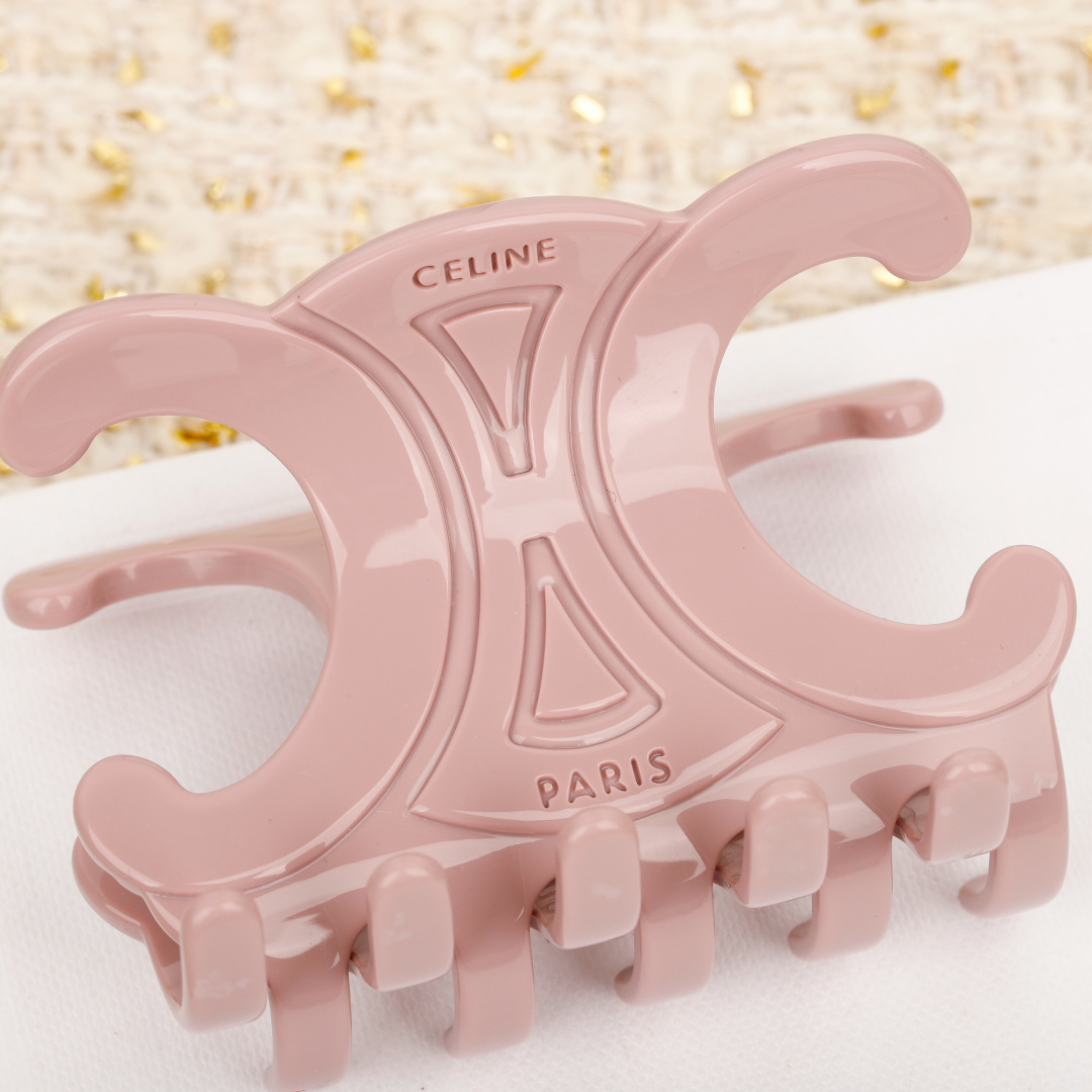 p135【我们出品】zp💰3760，量大咨询客Fu

【C 凯旋门树脂发夹】绝对会成为经典款的发夹一定要入的一款发夹，巨巨巨好看的，版型，细节绝对是全部按照zp一致，光开磨具的费用比zp还贵，完美的做工媲美ZP，上发巨巨巨好看，千万不要错过👍🏻👍🏻欢迎全网任意对比[机智][机智]认准我家出品，任意进出专柜 