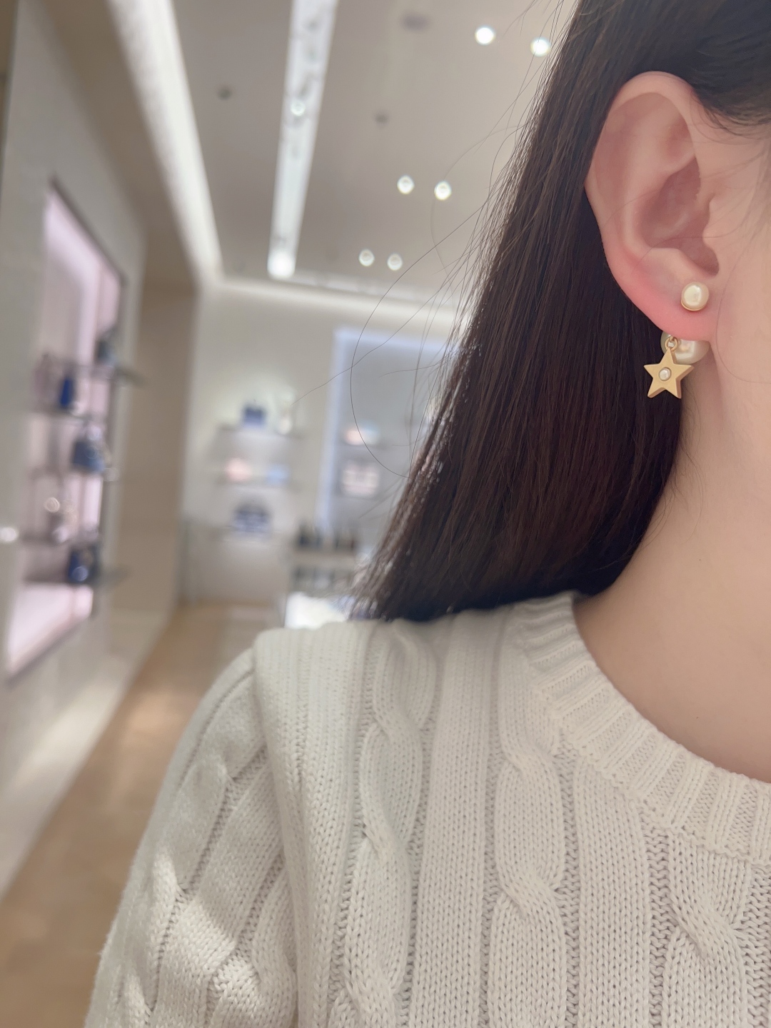 p125 211875【我们出品】预售月底出货,ZP 4215!量大咨询客Fu❗
【D!or 25五角星大小珍珠耳钉】😎全网独家首发❗️OMG OMG OMG🔥太美太浪漫了吧!戴上美的不像话🤩🤩小仙女必备!五角星设计,细节感很强,是一件饰品更像是一件艺术品❗️上身真的巨美💗仙气十足,超喜欢😍绝对是造型的点睛之笔❤️🔥什么也别说,先自留啦❗️