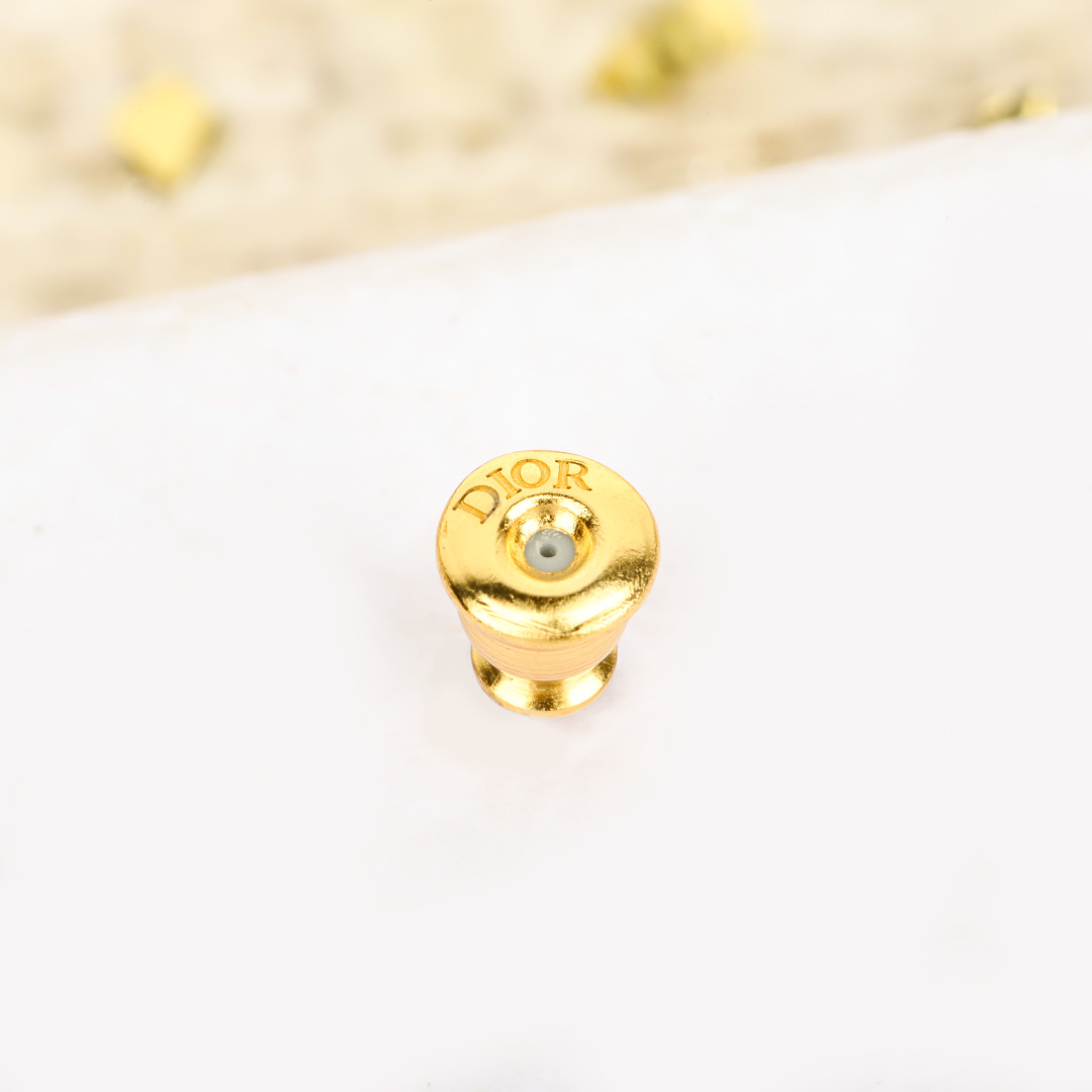 p120 211876【我们出品】预售月底出货,ZP 3625!量大咨询客Fu❗
【D!or 25五角星不对称耳钉】😎全网独家首发❗️OMG OMG OMG🔥太美太浪漫了吧!戴上美的不像话🤩🤩小仙女必备!五角星设计,细节感很强,是一件饰品更像是一件艺术品❗️上身真的巨美💗仙气十足,超喜欢😍绝对是造型的点睛之笔❤️🔥什么也别说,先自留啦❗️