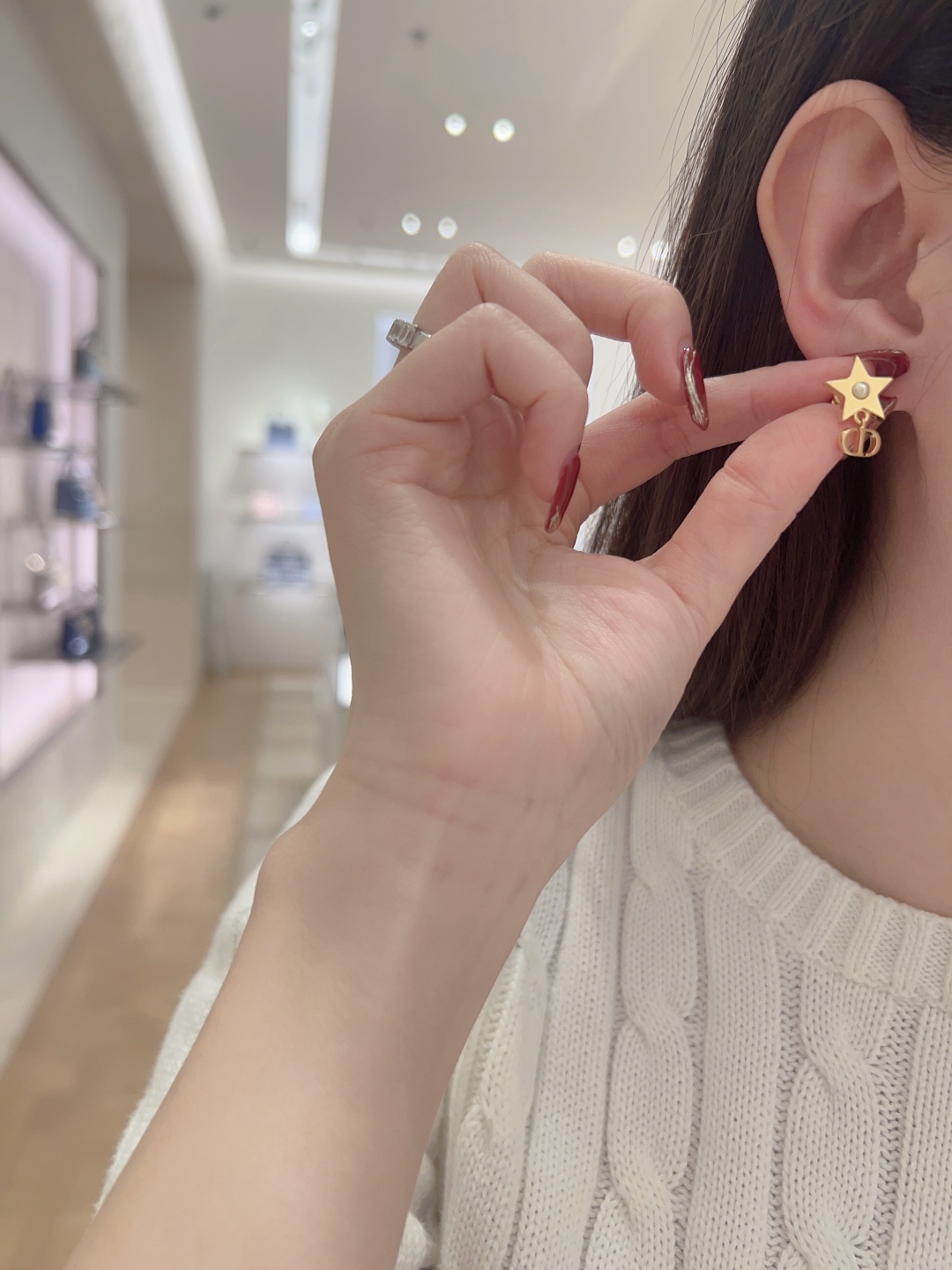 p120 211876【我们出品】预售月底出货,ZP 3625!量大咨询客Fu❗
【D!or 25五角星不对称耳钉】😎全网独家首发❗️OMG OMG OMG🔥太美太浪漫了吧!戴上美的不像话🤩🤩小仙女必备!五角星设计,细节感很强,是一件饰品更像是一件艺术品❗️上身真的巨美💗仙气十足,超喜欢😍绝对是造型的点睛之笔❤️🔥什么也别说,先自留啦❗️