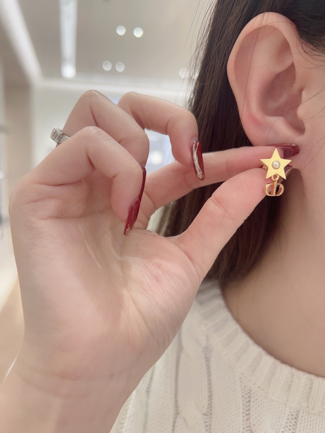 p120 211876【我们出品】预售月底出货,ZP 3625!量大咨询客Fu❗
【D!or 25五角星不对称耳钉】😎全网独家首发❗️OMG OMG OMG🔥太美太浪漫了吧!戴上美的不像话🤩🤩小仙女必备!五角星设计,细节感很强,是一件饰品更像是一件艺术品❗️上身真的巨美💗仙气十足,超喜欢😍绝对是造型的点睛之笔❤️🔥什么也别说,先自留啦❗️