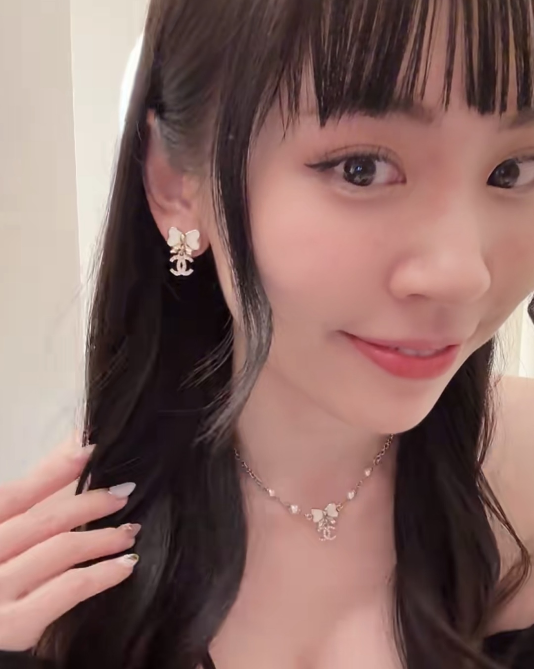p80 高品质 细节如图 l【香 白珐琅蝴蝶结项链/choker】 长度可调节❗️🤩太仙啦！最爱的蝴蝶结🎀元素，全网首发❗️这一季必入单品！火到炸裂，美到窒息，不买真心对不起自己❗️❗️甜度爆表啦🩷这季的蝴蝶结简直是白月光的存在😍😍含糖量太高🍬清新又脱俗，甜美可人💓纯欲风天花板好不好🤩🤩戴上它你就是富家千金！我们家出品一致zp❗️只有购入zp才能做到的细节！市面上万万千千版本，各种low版，一定要多多对比，认准我们家出品一定不会错[机智]分分钟又帮你们节省了6千+大洋❗简直不要太香😎😎