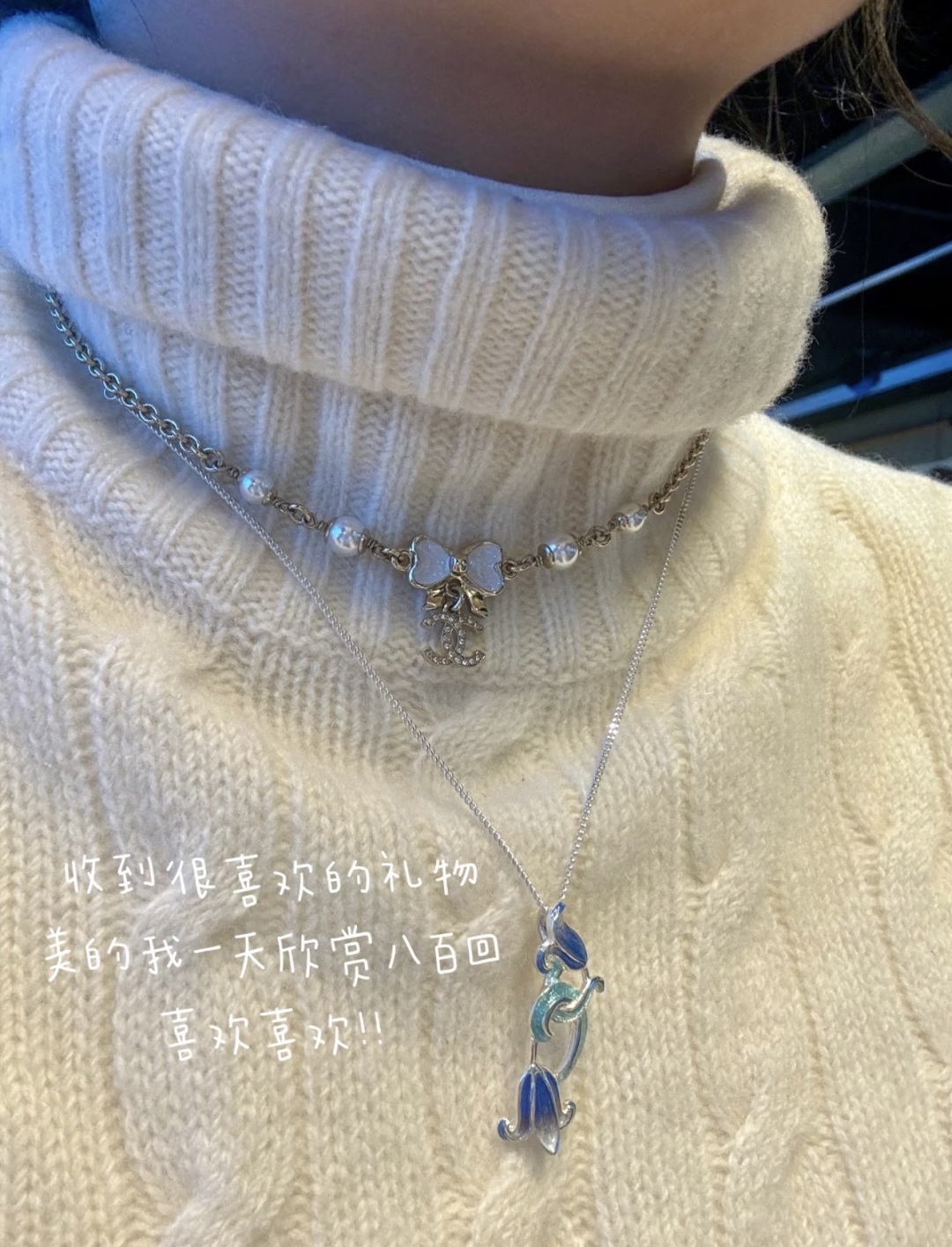 p80 高品质 细节如图 l【香 白珐琅蝴蝶结项链/choker】 长度可调节❗️🤩太仙啦！最爱的蝴蝶结🎀元素，全网首发❗️这一季必入单品！火到炸裂，美到窒息，不买真心对不起自己❗️❗️甜度爆表啦🩷这季的蝴蝶结简直是白月光的存在😍😍含糖量太高🍬清新又脱俗，甜美可人💓纯欲风天花板好不好🤩🤩戴上它你就是富家千金！我们家出品一致zp❗️只有购入zp才能做到的细节！市面上万万千千版本，各种low版，一定要多多对比，认准我们家出品一定不会错[机智]分分钟又帮你们节省了6千+大洋❗简直不要太香😎😎