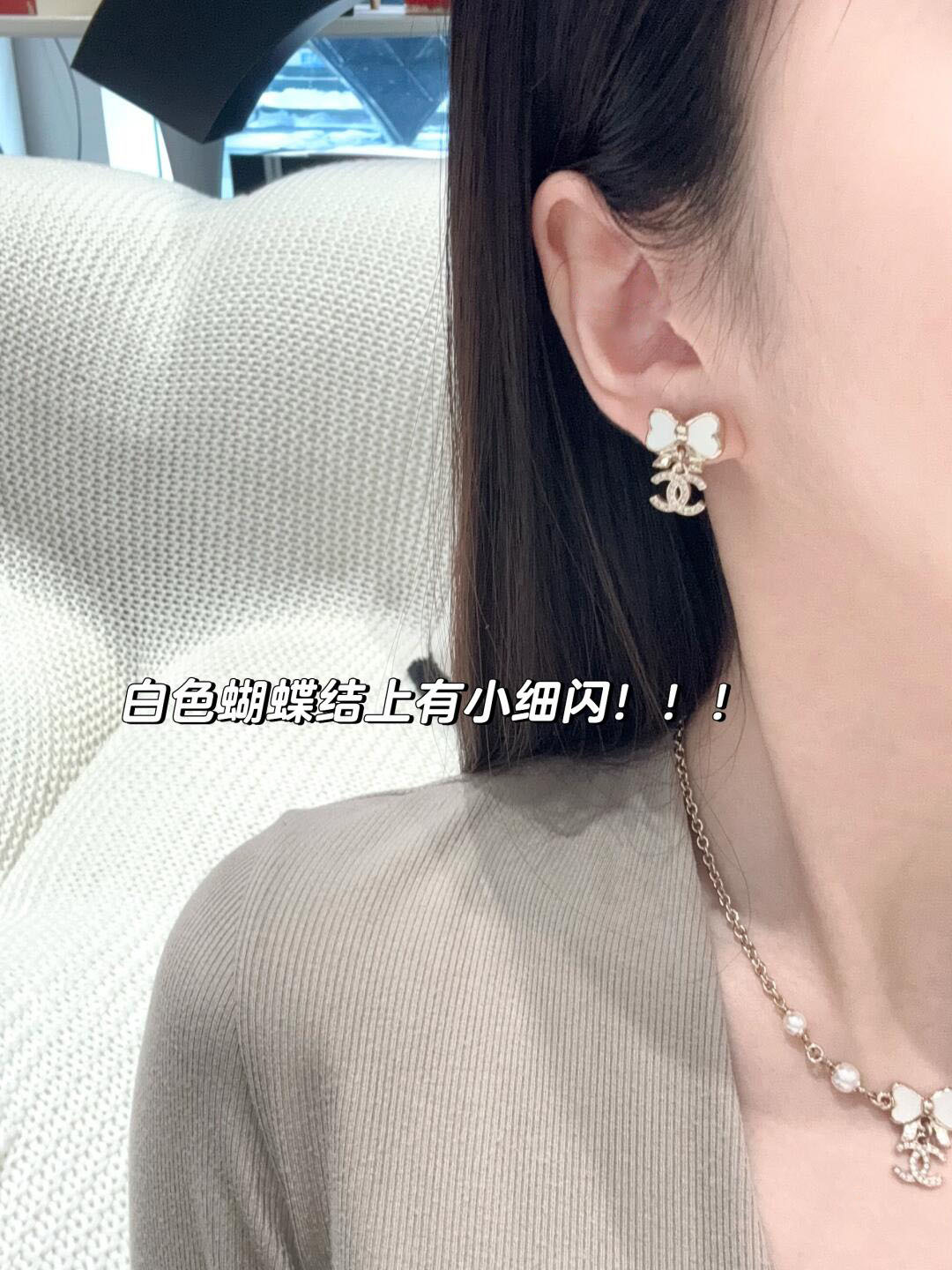p80 高品质 细节如图 l【香 白珐琅蝴蝶结项链/choker】 长度可调节❗️🤩太仙啦！最爱的蝴蝶结🎀元素，全网首发❗️这一季必入单品！火到炸裂，美到窒息，不买真心对不起自己❗️❗️甜度爆表啦🩷这季的蝴蝶结简直是白月光的存在😍😍含糖量太高🍬清新又脱俗，甜美可人💓纯欲风天花板好不好🤩🤩戴上它你就是富家千金！我们家出品一致zp❗️只有购入zp才能做到的细节！市面上万万千千版本，各种low版，一定要多多对比，认准我们家出品一定不会错[机智]分分钟又帮你们节省了6千+大洋❗简直不要太香😎😎